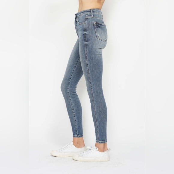 Just In!! Judy Blue Full Size Tummy Control Contrast Wash Skinny Jeans - Picture 3 of 8